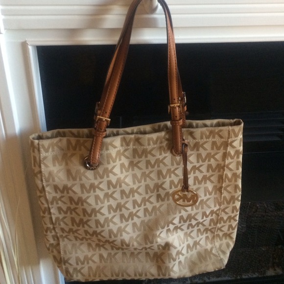 MICHAEL Michael Kors Handbags - ✨Authentic Michael Kors shoulder bag ✨