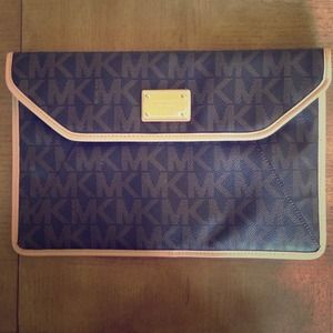 🎉REDUCED Authentic Michael Kors Clutch🎉
