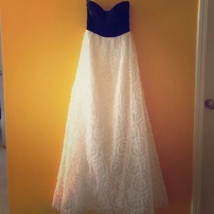 I am selling a beautiful strapless gown size 5-6