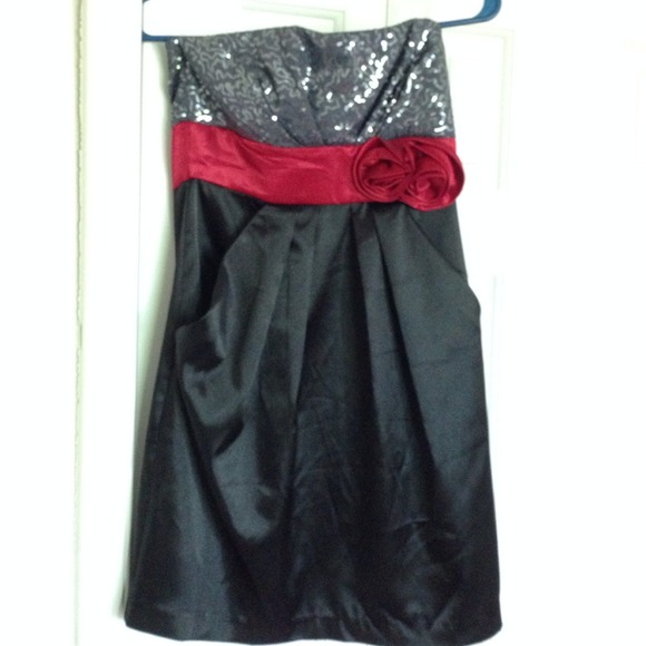 Strapless Homecoming Dress 👗