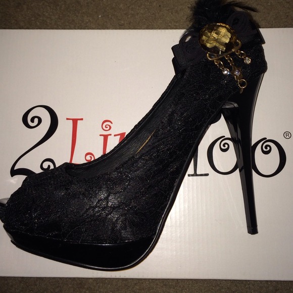 Black pumps