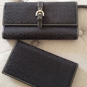 COACH checkbook wallet (100% authentic)