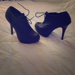 💗SOLD💗 Cute black lace up booties.