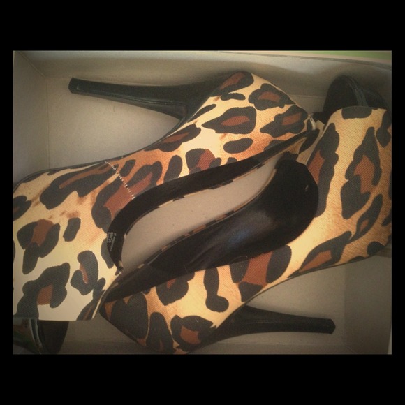SOLD! Leopard print Jessica Simpson heels sz 6 - Picture 1 of 3