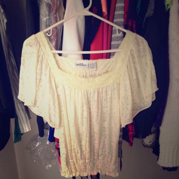 ❌SOLD❌ Soft Yellow Flowing Top