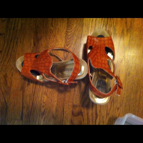 Shoe Dazzle size 8 Orange 4" Platform Wedge CUTE