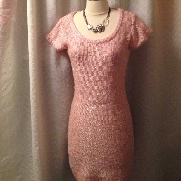 PINK GLIMMERING DRESS. PARTY READY. SIZE MEDIUM.
