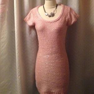 PINK GLIMMERING DRESS. PARTY READY. SIZE MEDIUM.