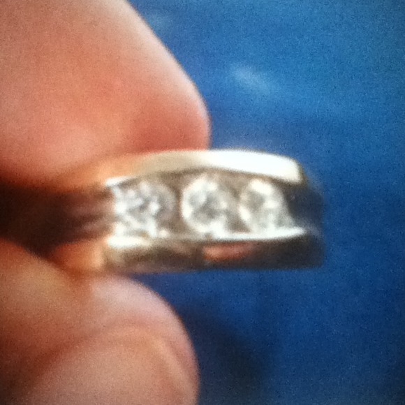 Make offer-Unisex 14k ring with 3 pretty diamonds