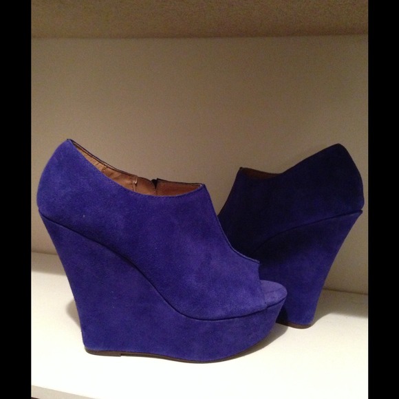 Steve Madden Shoes - Beautiful cobalt blue Steve Madden wedges