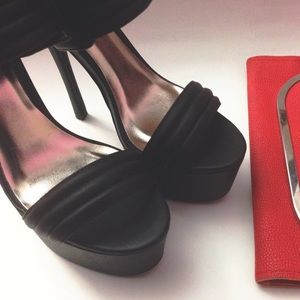 💥NWOT💥 Black Padded Armor Platform Heels