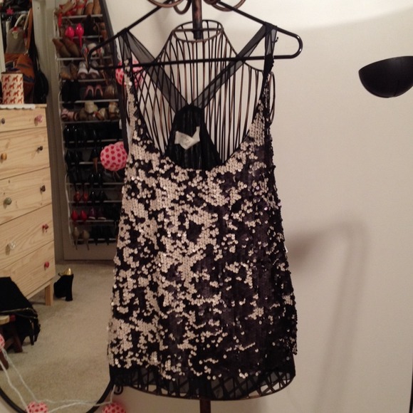 ❌SOLD❌Cream and black sequin top - Picture 2 of 3