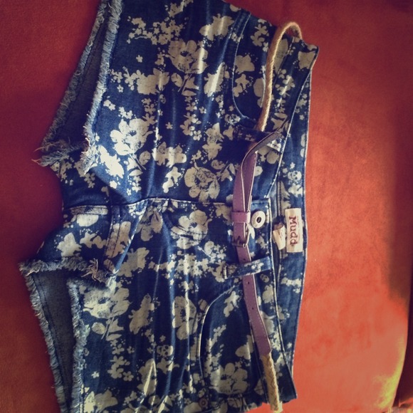 Demin shorts with grey flowers