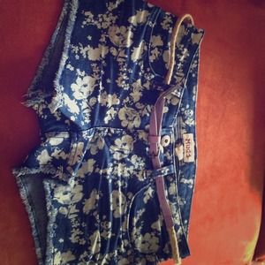 Demin shorts with grey flowers