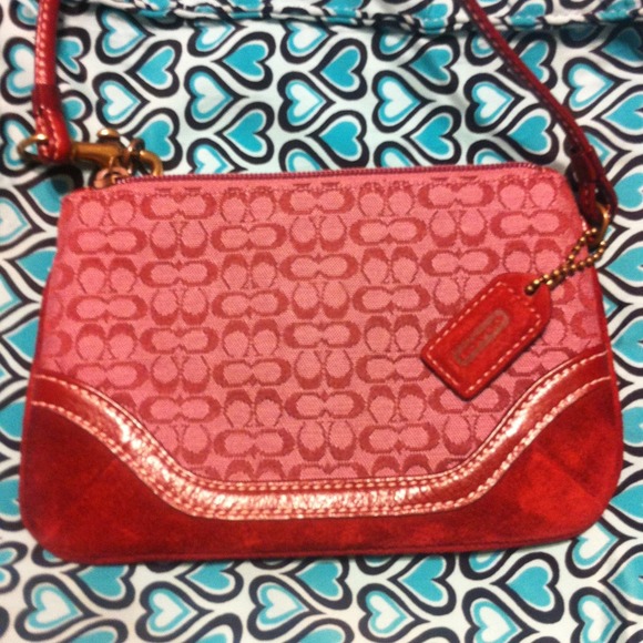 Coach wristlet , Burgundy, new with out tags ! - Picture 2 of 2