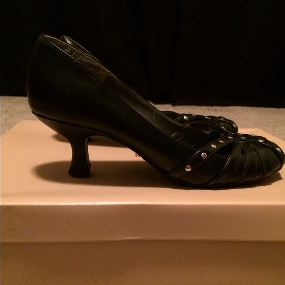 Studded peep toes Size 7.5 - Picture 2 of 4