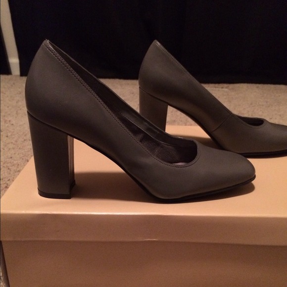 🚫Sold🚫Gray pumps size 7.5 never worn