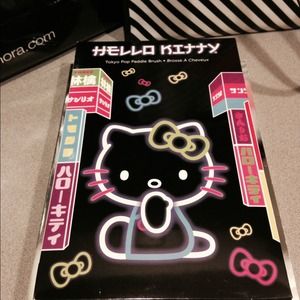 Hello Kitty Tokyo Paddle Brush