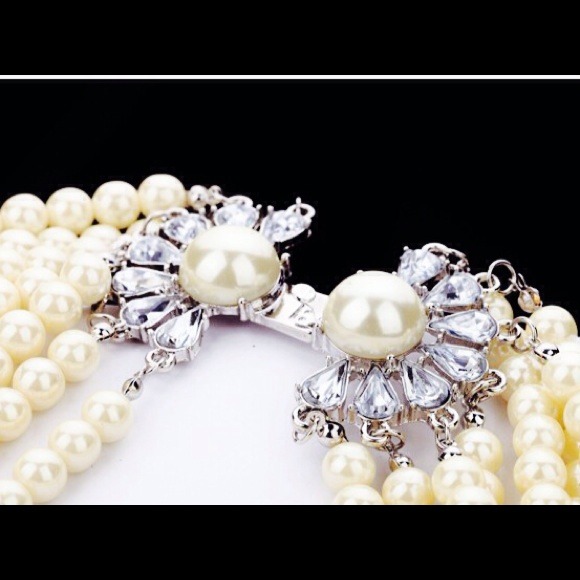 SOLD.   Beautifully Rich, Multiple layer pearl necklace - Picture 4 of 4