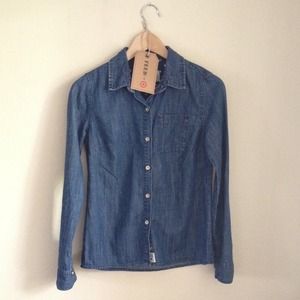 🎉HP🎉 Brand New Chambray Shirt