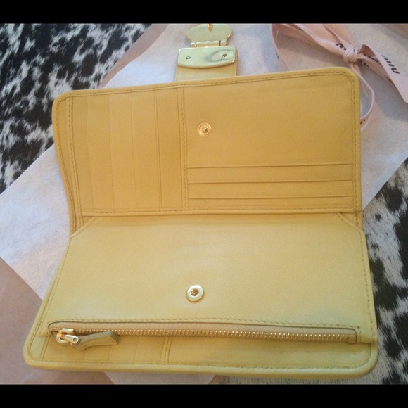 🚫SOLD🚫Mini Miu Signature Ruffled Wallet - Picture 2 of 3
