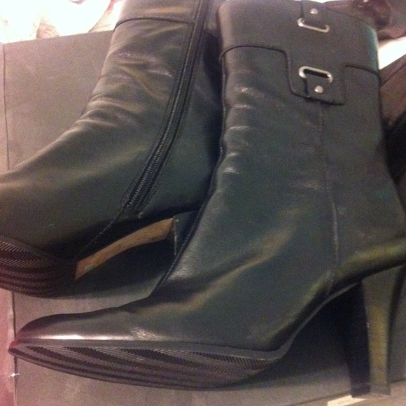 Tahari boots size 7.5 use once ! - Picture 2 of 4
