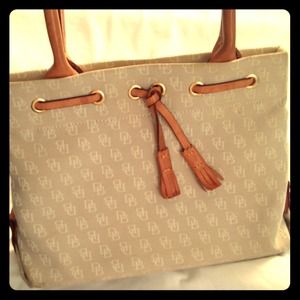 Off white Dooney and Bourke