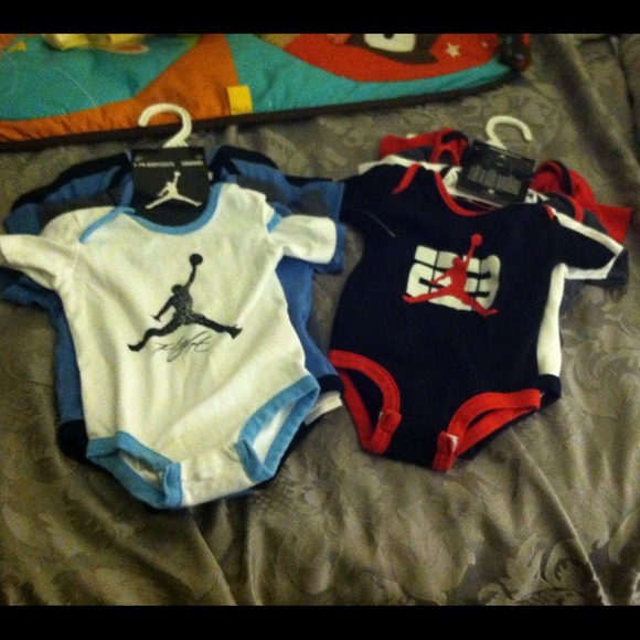 Bundle of onesies I'll do $20 🔴SOLD🔴
