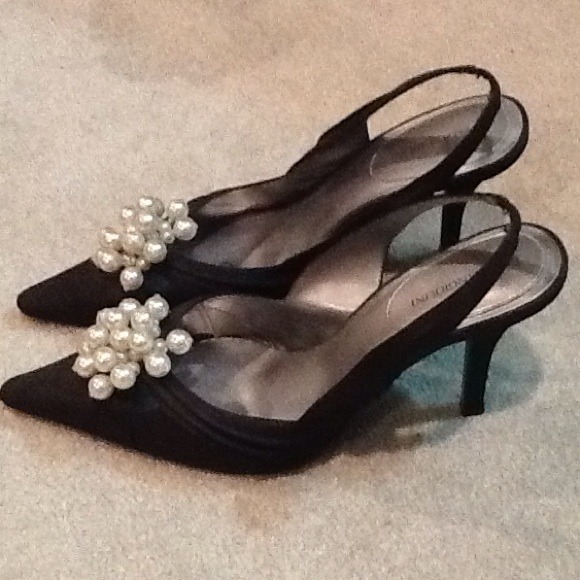 ENZO ANGIOLINI black satin pump/ pearl decoration