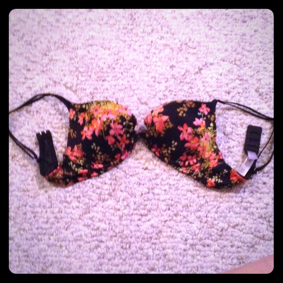 SOLD IN BUNDLE. VS 34B Push-up Bra
