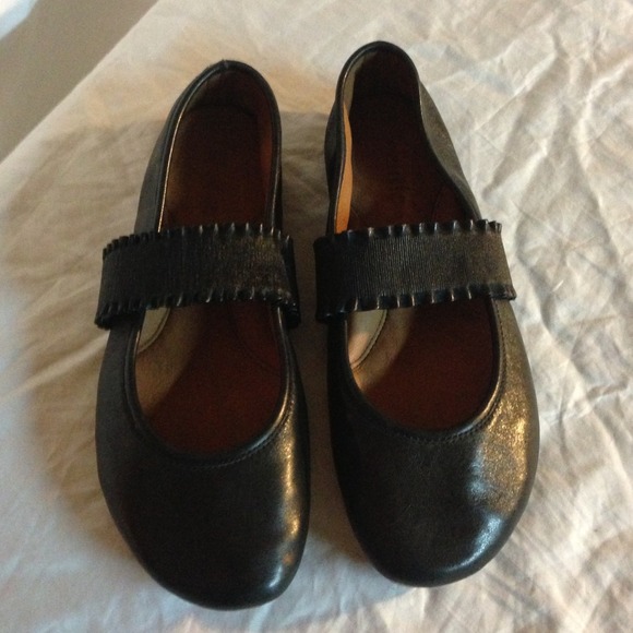 SOLD- NWOT Gentle Souls ballet flat walking shoes