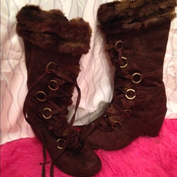 Boots - Lace up boots with faux fur