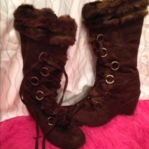 Lace up boots with faux fur