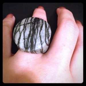 HOTT Marble stone size 8 ring.