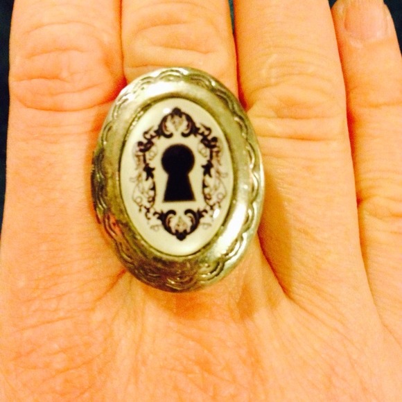 Classic hardware Keyhole Ring