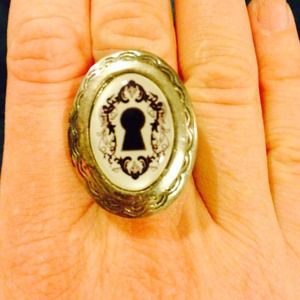 Classic hardware Keyhole Ring