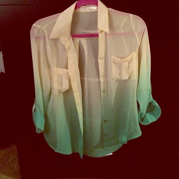 ❌SOLD IN BUNDLE 💫REDUCED! Ombre sheer blouse