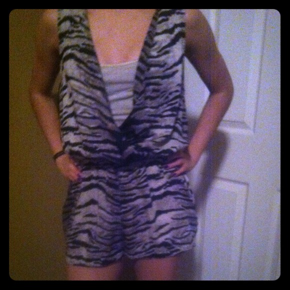 Cute zebra grey off white jumper jumpsuit romper