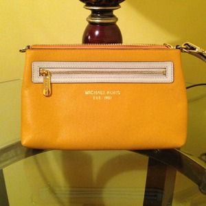 !! Michael kors wristlet