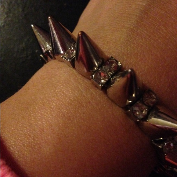 Spiked bracelet with fashion diamonds