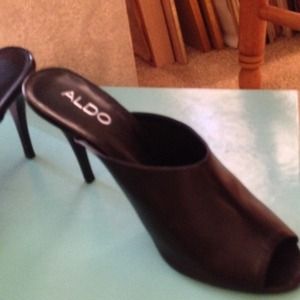 Black brand new LEATHERS Aldo mules...