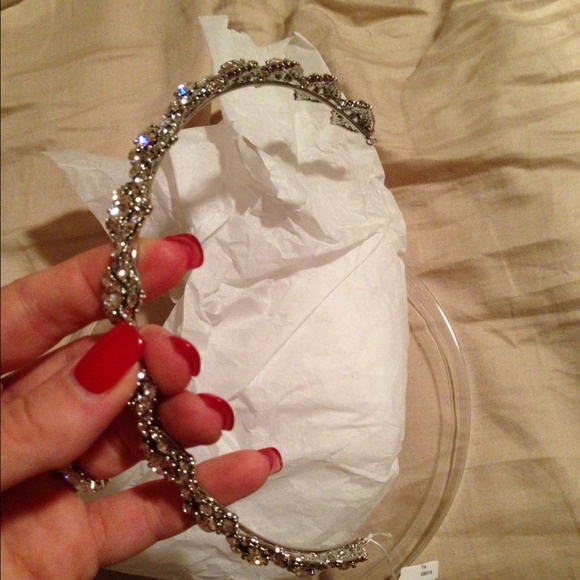 Amazingly beautiful crystal headband. Brand new!!