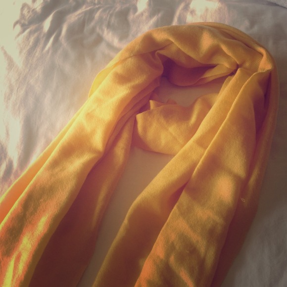 Holiday yellow Cashmere scarf GILT GROUPE guarante