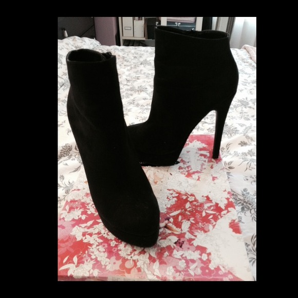 Chinese Laundry Black sided platform bootie sz 7