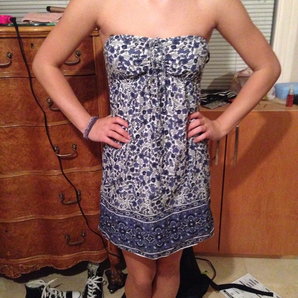 Strapless patterned dress