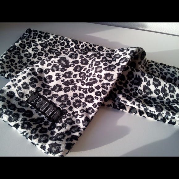 Soft Leopard print scarf - Picture 2 of 4