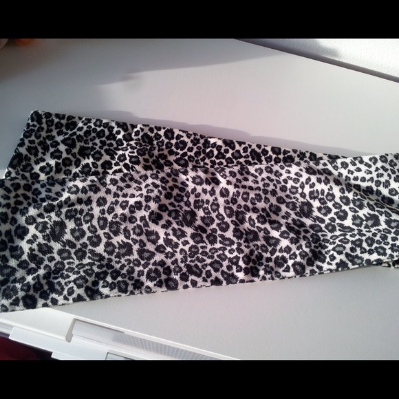 Soft Leopard print scarf - Picture 3 of 4