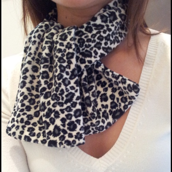 Soft Leopard print scarf - Picture 4 of 4