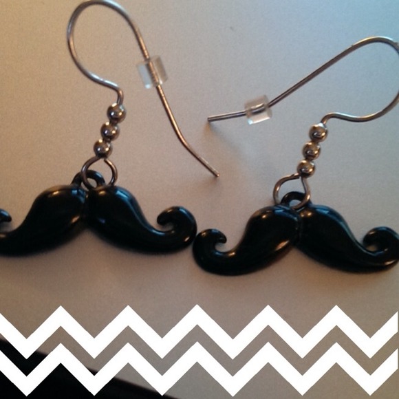 Mustache earrings !