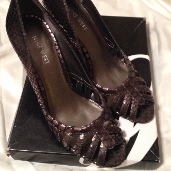 Nine West Peep toe pumps!